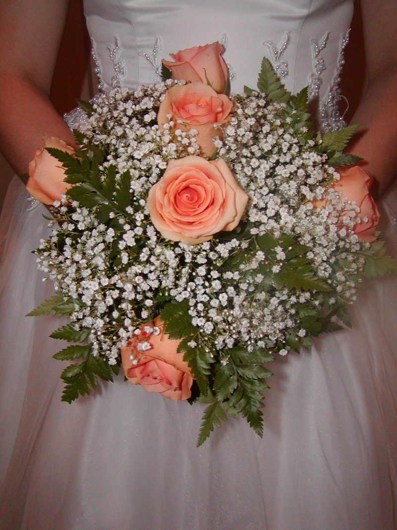 Peach rose and baby’s breath bouquet